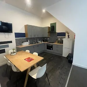 Bond Street Apartment, Sleeps 7 Blackpool